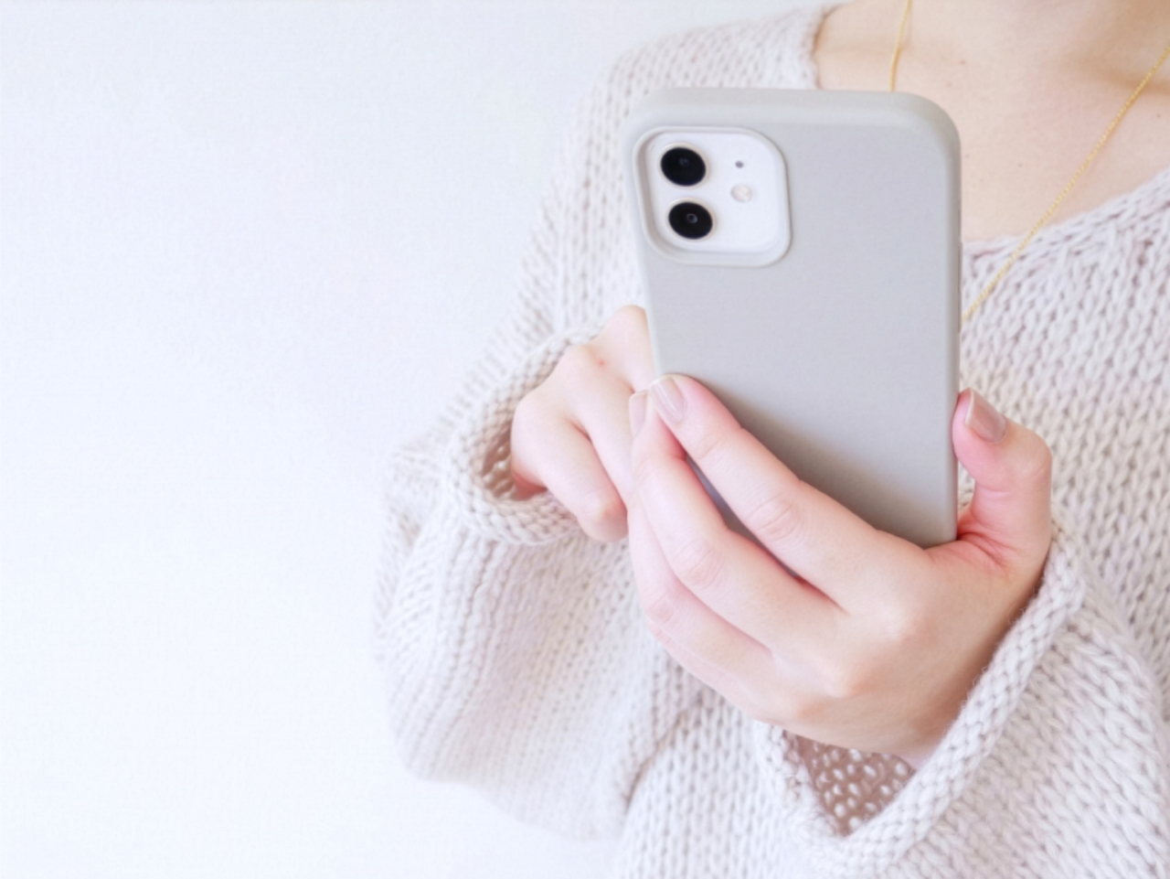スマートフォンから旅行について問い合わせるイメージ