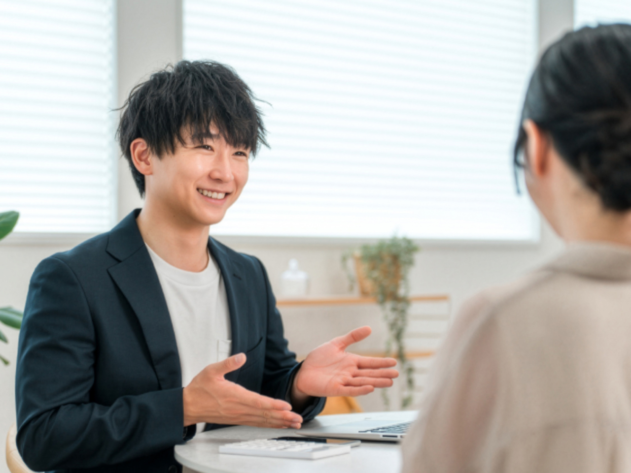 旅行スタッフが参加者から旅行の希望を聞いている様子