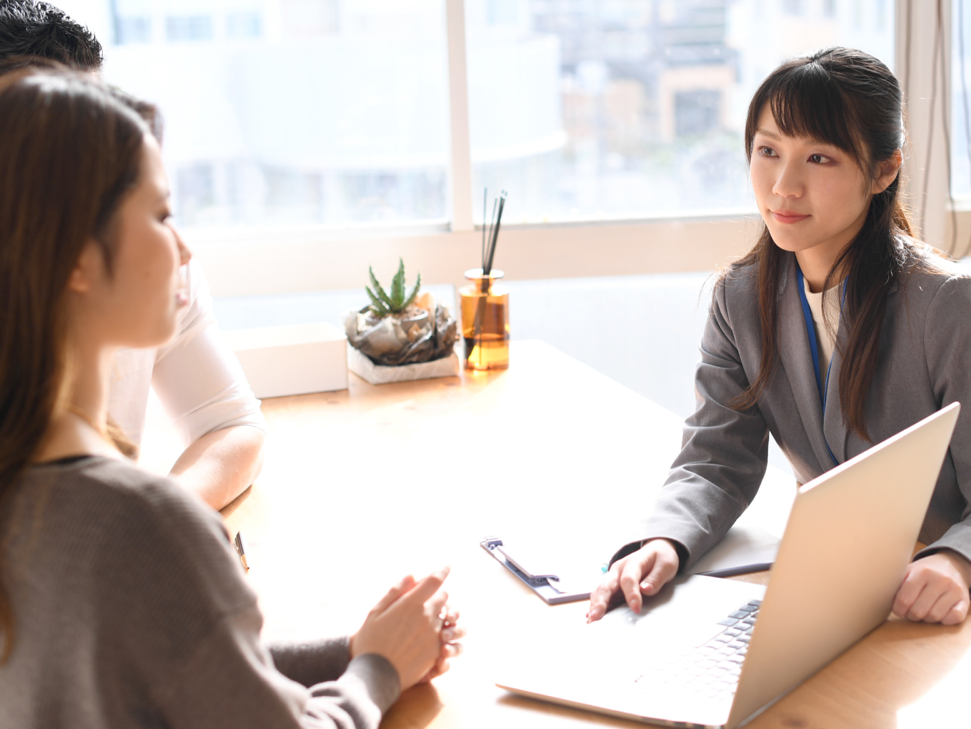 旅行スタッフが参加者に旅行内容を案内している様子