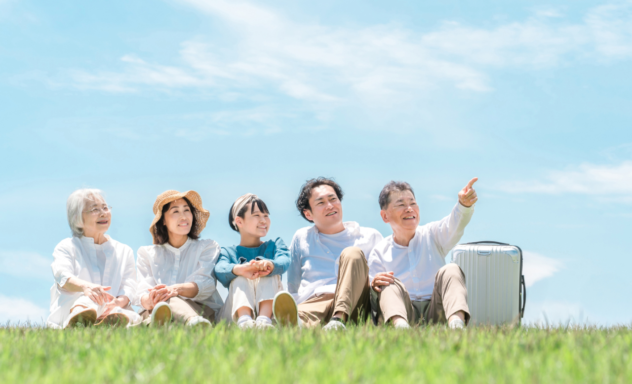 青空の下で旅行を楽しむ幅広い年代の参加者