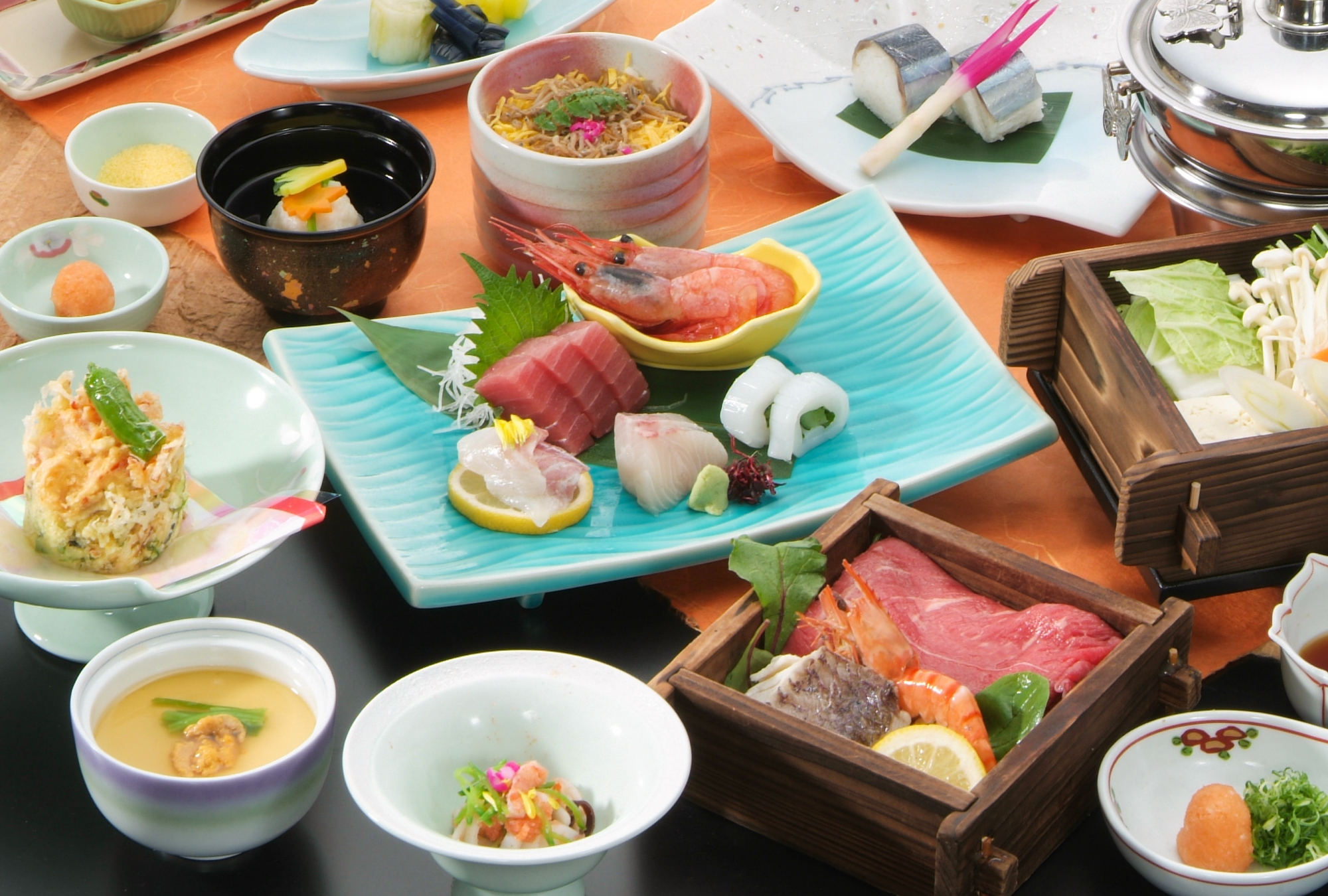 刺身や肉料理などが並んだ団体旅行の食事