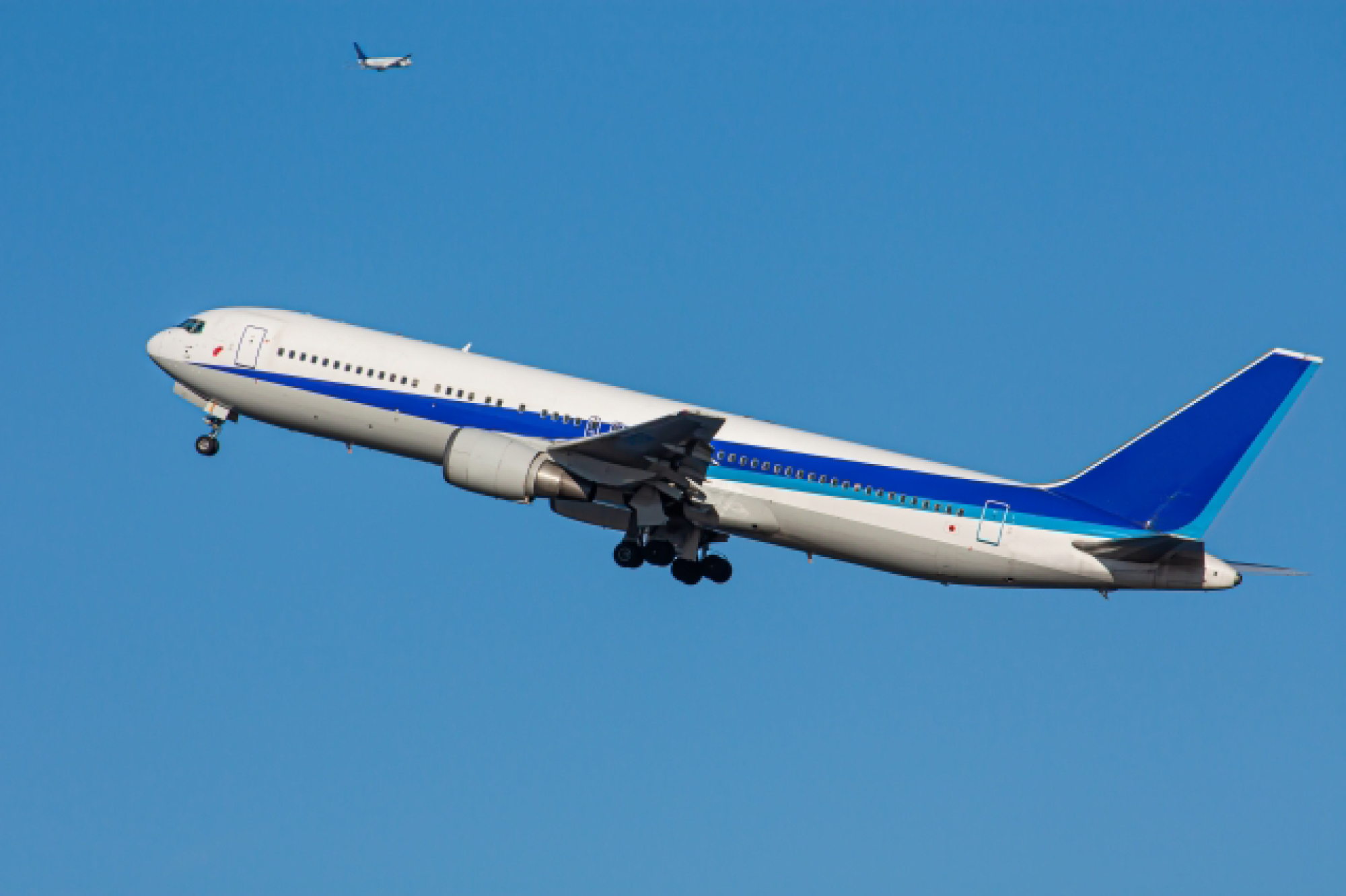 青空を飛ぶ旅客機