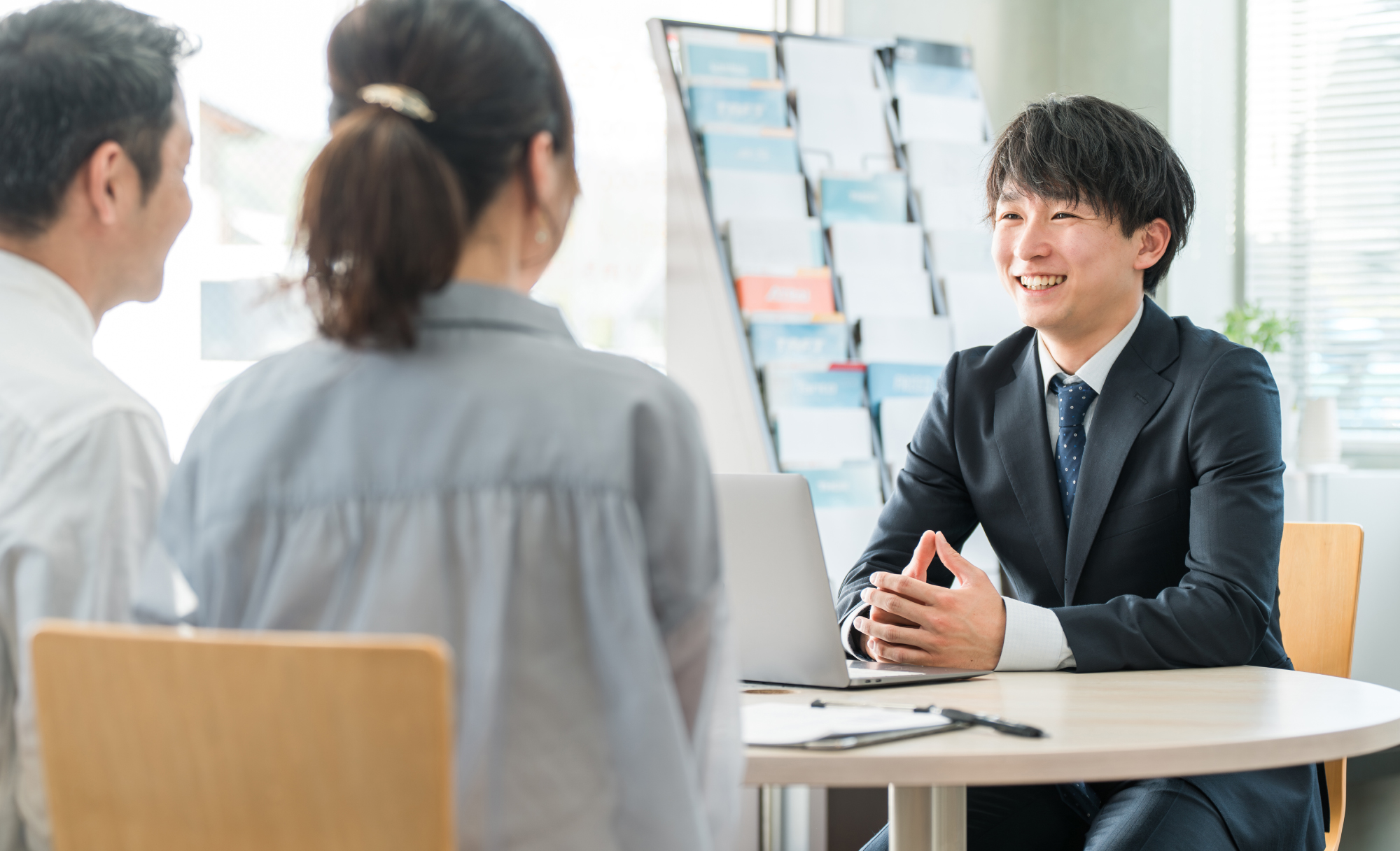 旅行スタッフが参加者と旅行プランについて相談している様子