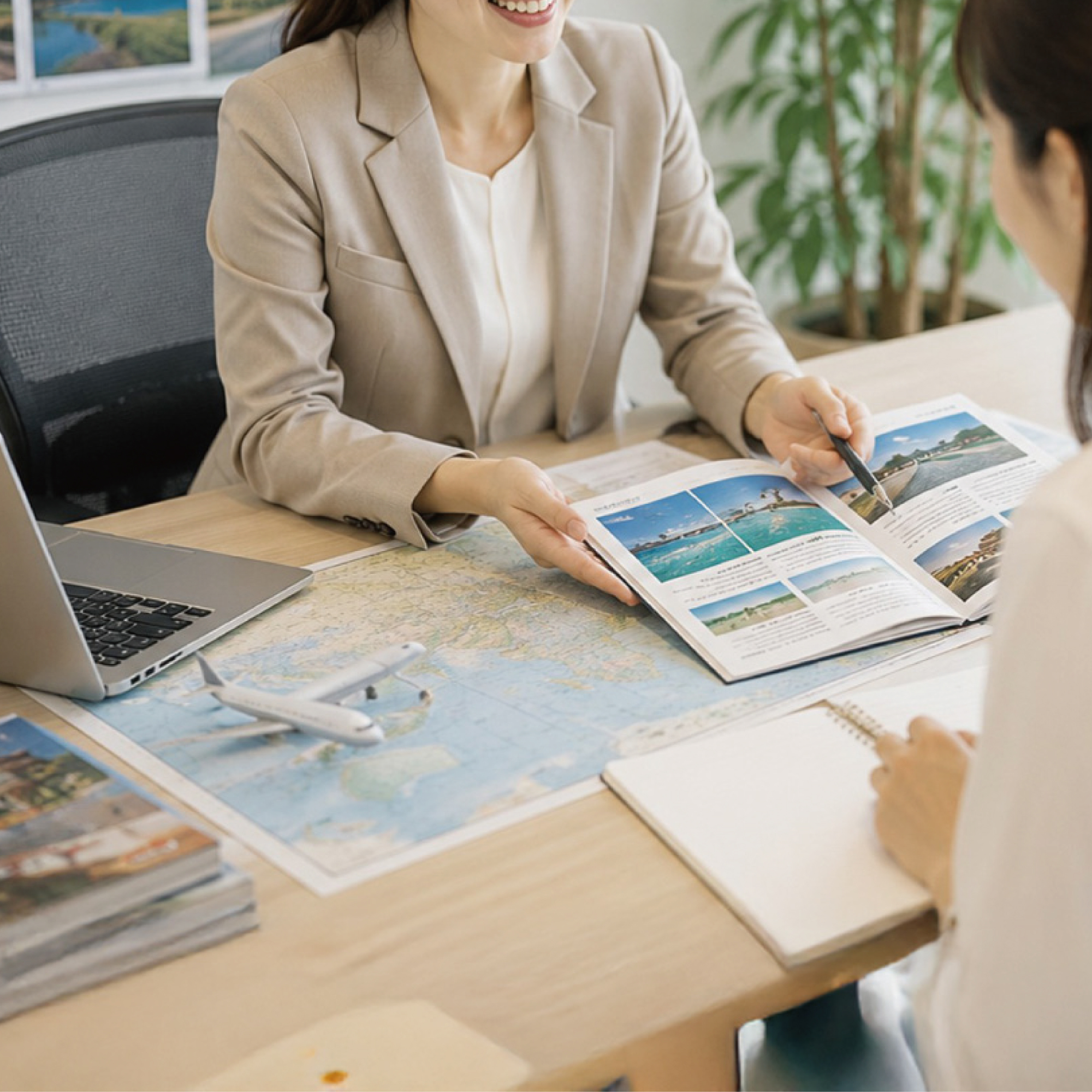 旅行スタッフと参加者が地図や旅行パンフレットを見ながら旅行を相談している様子