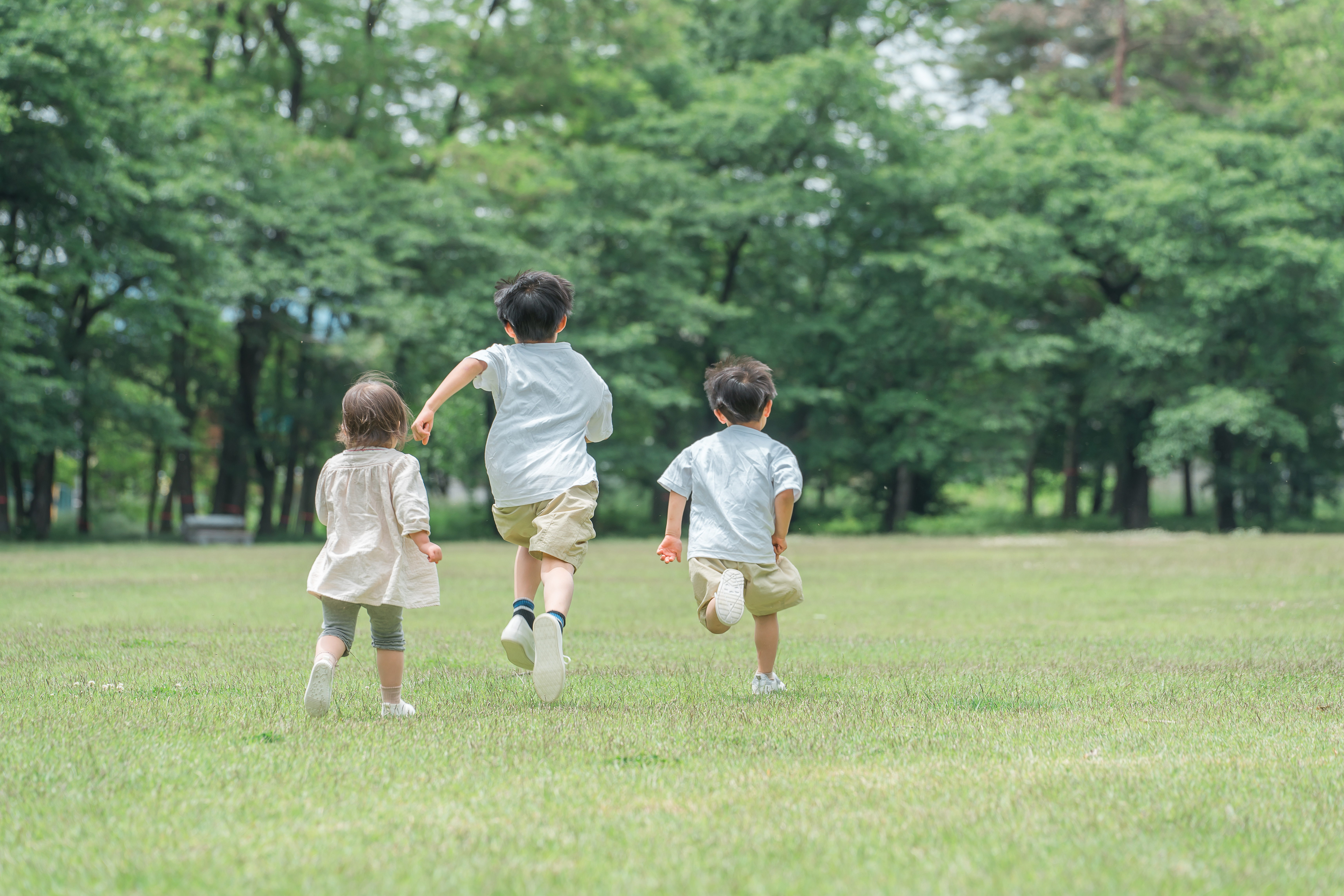高専を走る子どもたちの後ろ姿