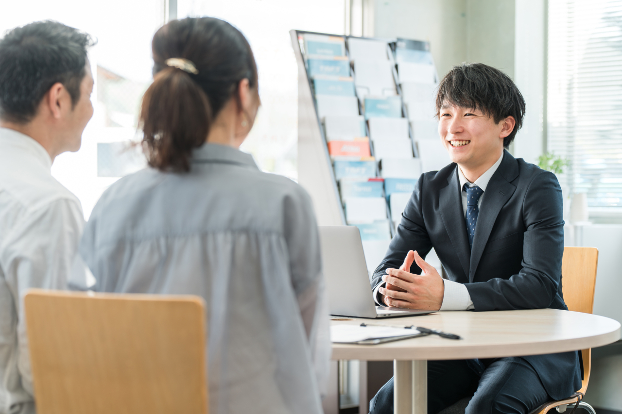 参加者が旅行スタッフに相談している様子