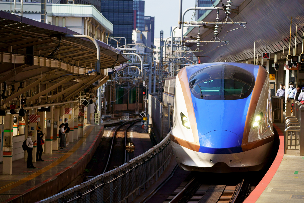 新幹線が駅に到着する様子