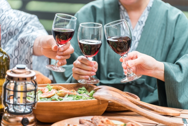 旅行先で食事会をする人々