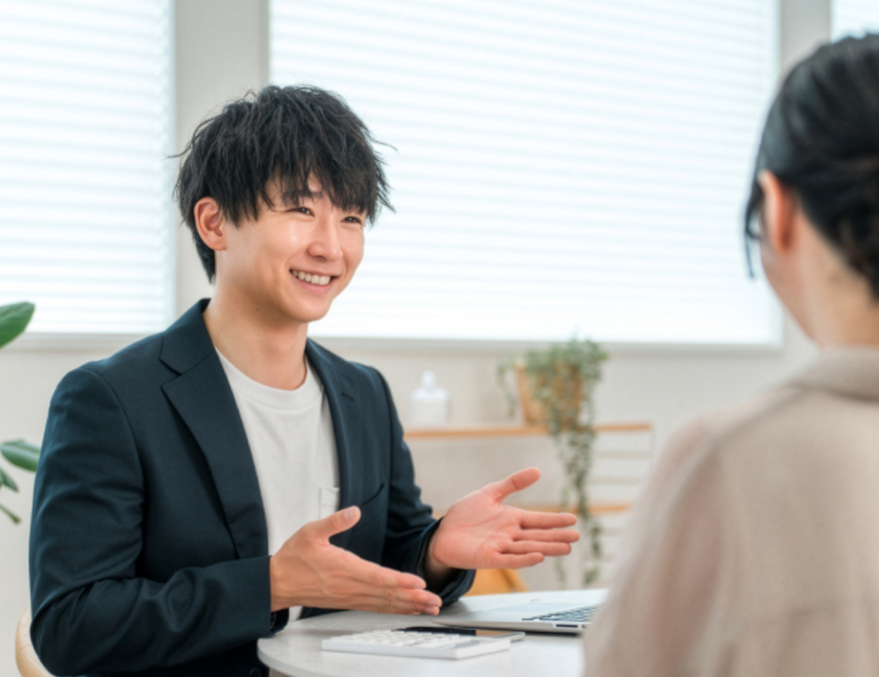 旅行スタッフが参加者と旅行について相談している様子