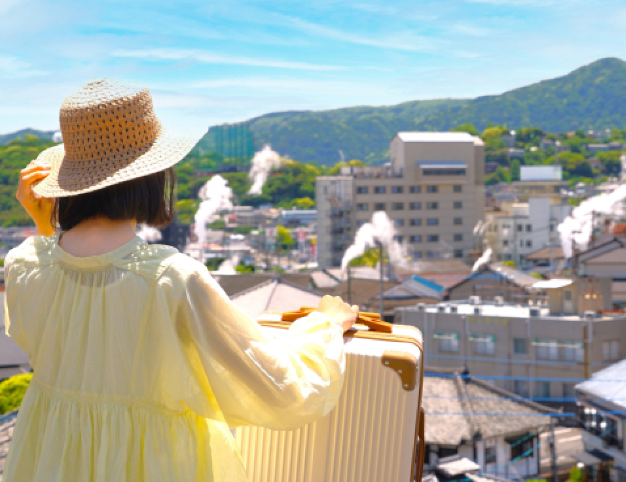 旅行先の毛h式を眺める女性の後ろ姿