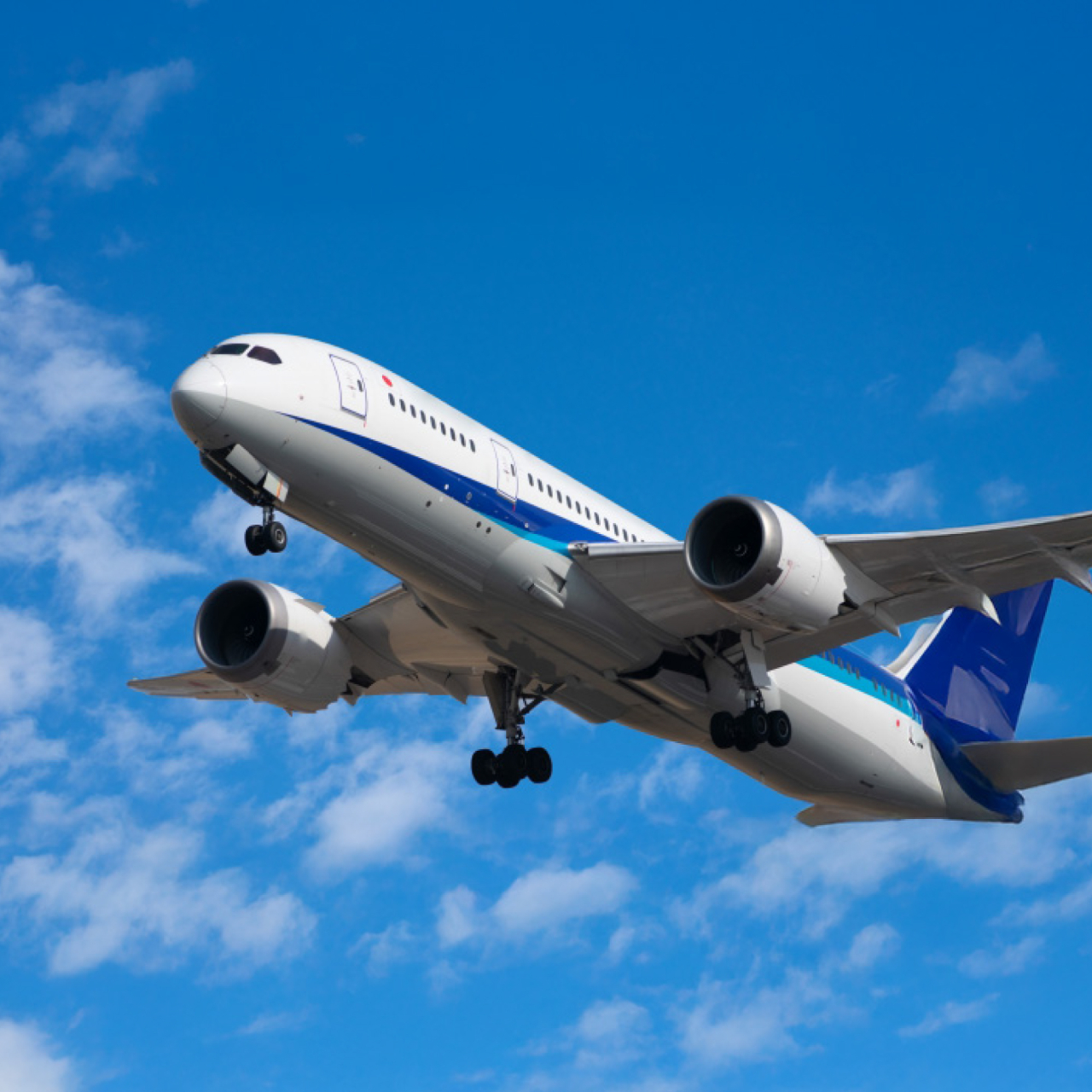 青空を飛ぶ旅客機
