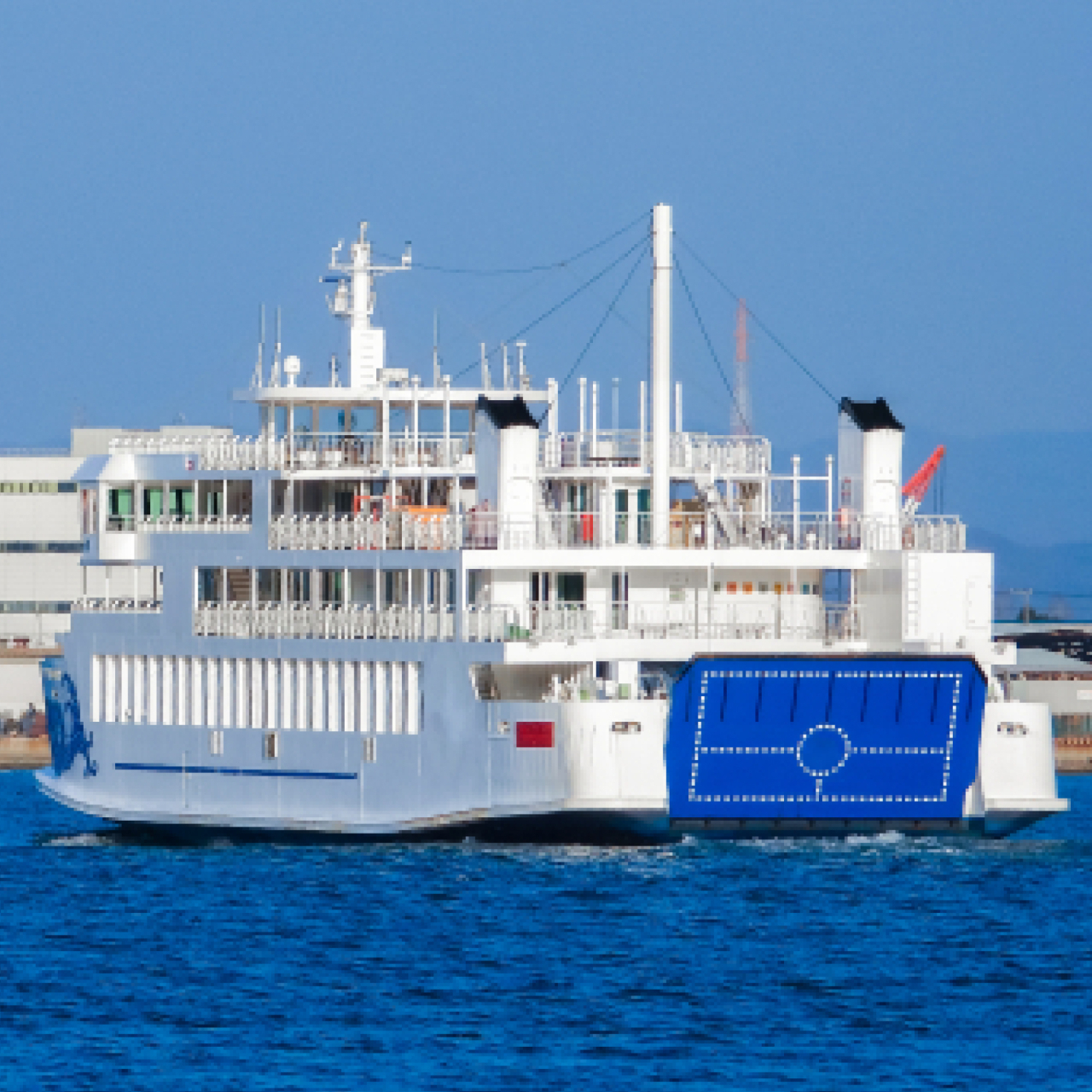 海を航行する大型フェリー