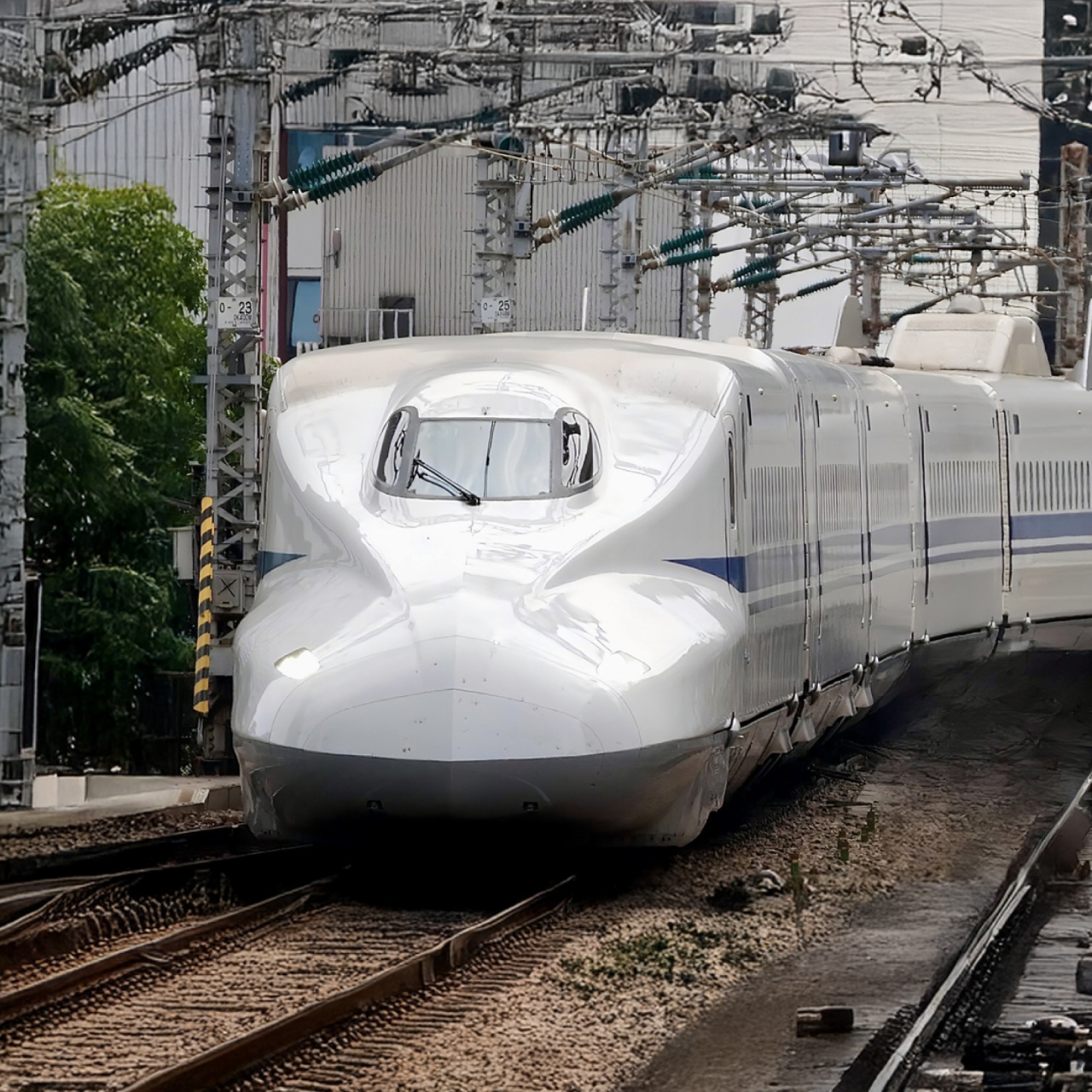 線路を走る新幹線の車両