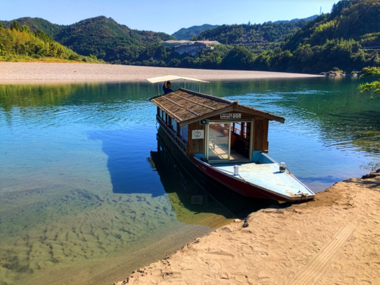 湖に浮かぶ屋形船