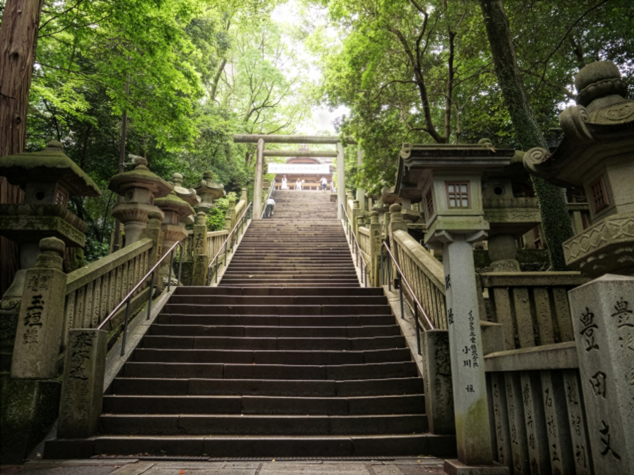 石灯籠が並ぶ神社の長い石段